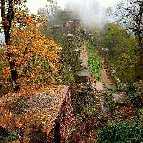  توی کوچه پس کوچه های این شهر هرجا میرم باهات خاطره دارم